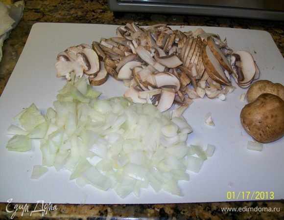 Лук режем кубиками, грибы-ломтиками