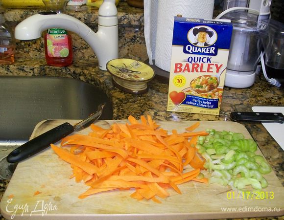 Режем небольшими кусочками сельдерей... Морковь я для красота настрогала тоненькими ленточками...
