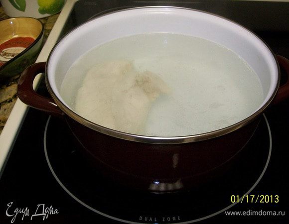 Отварила в подсоленной воде куриную грудку и пока она варилась