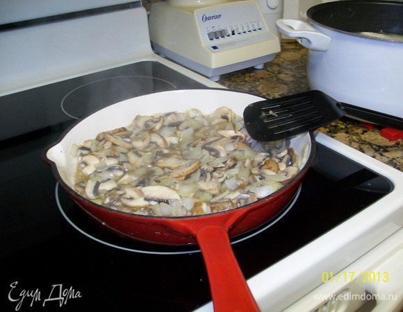 на разогретой с небольшим количеством растительгого масла зажарила подготовленные овощи... сначала лук с трибами,