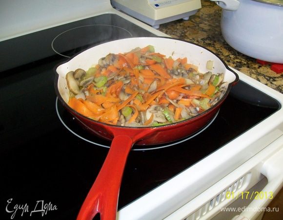 и через несколько минут добавила морковь и сельдерей.