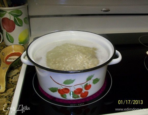 Выбрала курицу и в оочень слбенький бульончик засыпала перловку... мне не хотелось использовать бульон из банки или кубики, потому и сдела свой...убавила огонь до ниже среднего, накрыла крышкой и оставила повариться 10 минут