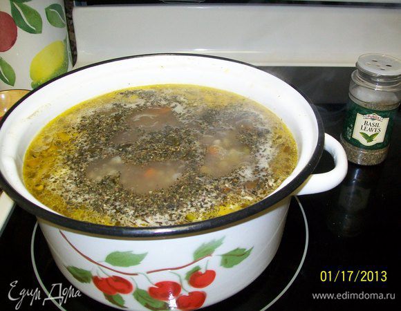 По истечении этого времени готовую зажарку переместила в кастрюлю,поперчила е ещё немного подсолила, добавила базилик, перемешала и ещё 10 мин поварила. Вот и всё...