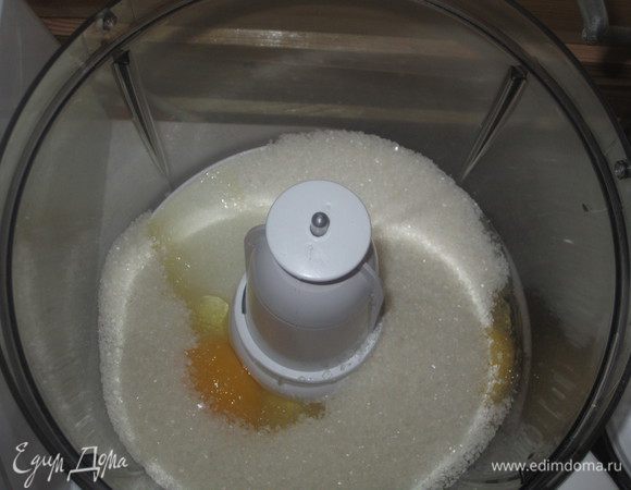 Сахар растереть с яйцами добела