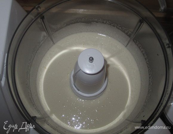 Добавить муку, сметану, соль и разрыхлитель. Все очень хорошо перемешать до образования густой воздушной массы.