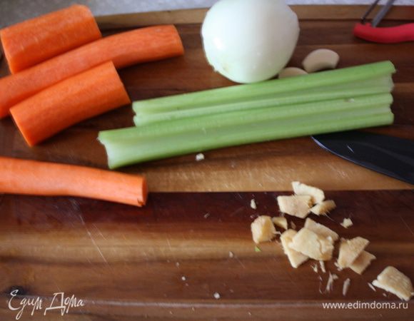 Подготовим и почистим все овощи.