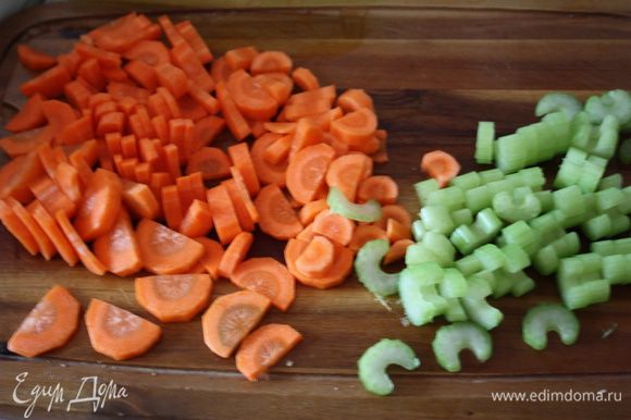 Морковь нарезаем крупными ломтиками,сельдерей-против волокон.