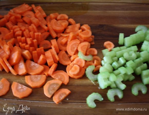 Морковь нарезаем крупными ломтиками,сельдерей-против волокон.