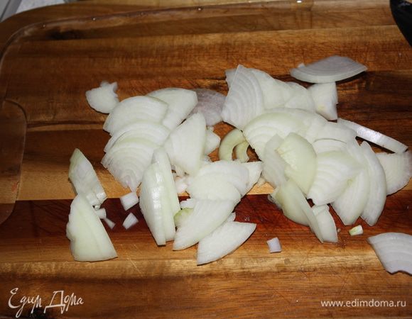 Лук нарезаем полукольцами.
