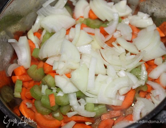Отправляем постепенно все в кастрюлю к имбирю,сначала морковь,потом сельдерей,потом лук. 