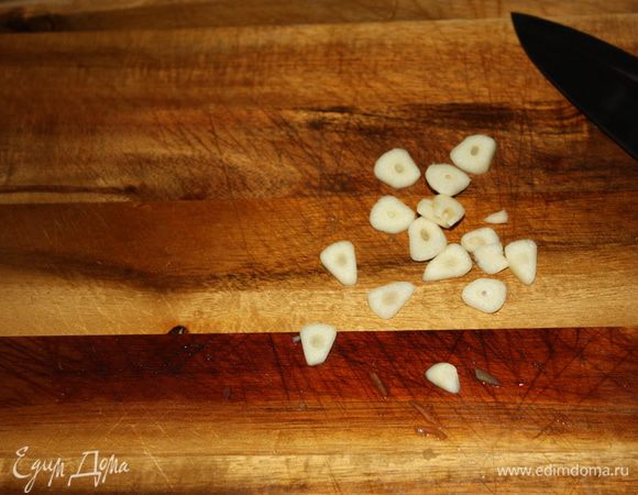 В самую последнюю очередь отправляем туда чеснок нарезанный тонкими ломтиками.