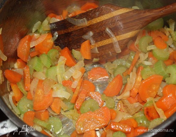 Обжариваем все на среднем огне до золотистого цвета