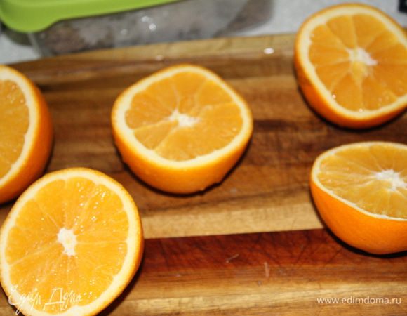 Тем временем приготовим соус. Нам нужно 250 мл сока,можно взять и покупной,но свежевыжатый все-таки лучше. Нам понадобится 3 апельсина.