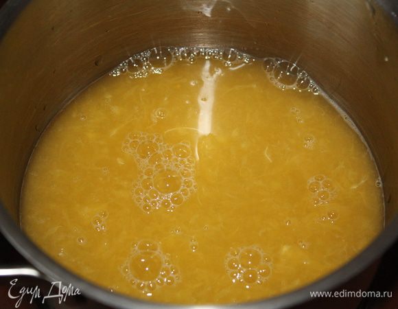 Сок налить в небольшую катрюльку,довести до кипения и оставить на среднем огне выпариваться. Объем должен умешиться вдвое.