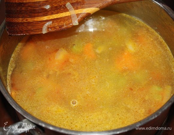 Наши потушенные и обжаренные овощи заливаем 1 л воды и доводим до кипения. Если хотите не такой уж диетический вариант,можете воду заменить куриным бульоном.