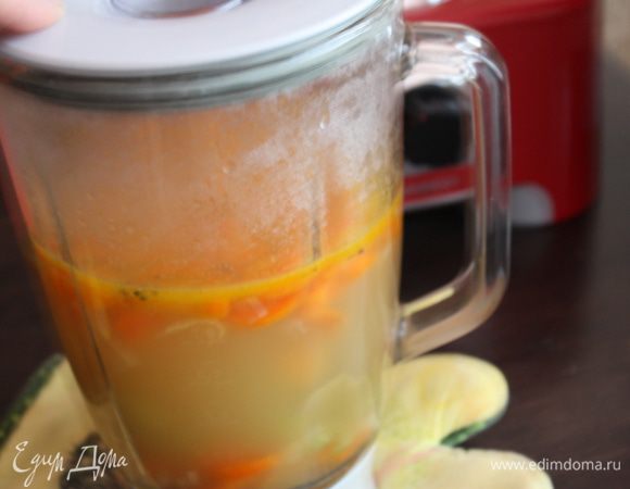 Измельчаем суп в блендере.