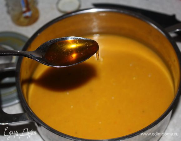 Добавляем ложку меда и все перемешиваем.