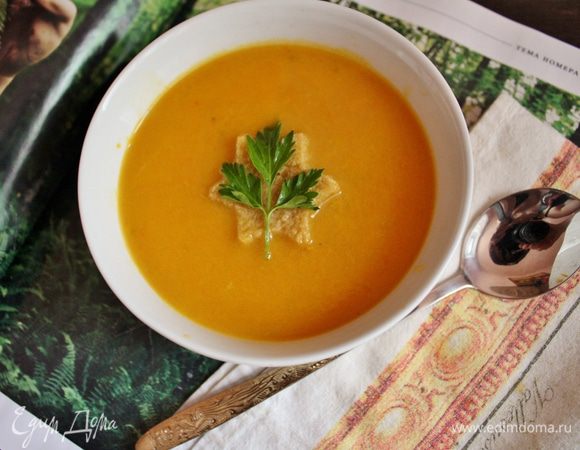 Наливаем в тарелочку суп,сверху поливаем апельсиновым соусом,добавляем гренку и наслаждаемся!! Приятного аппетитпа!!!