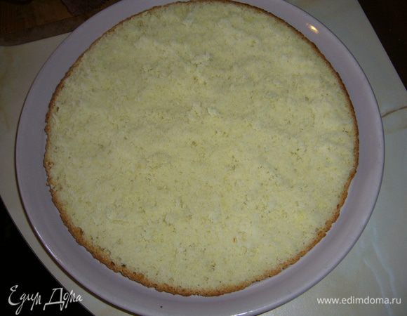 Испечь бисквит, остудить его. Срезать верхушку толщиной около 1 см и отложить ее.