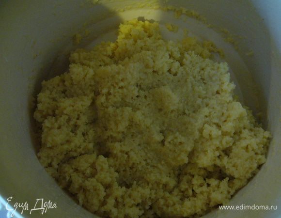 Из нижней части бисквита руками выбрать мякоть сбрызнуть 1/2 порции ликера. . Выложить эту мякоть в посуду с кремом из сгущеного молока и масла. Хорошо вымешать.