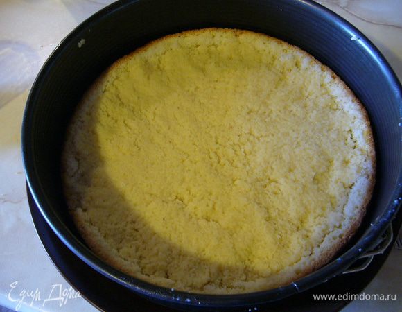 На нижнюю часть бисквита одеть кольцо от разъемной формы для выпекания, в которой был испечен наш бисквит. Заполнить бисквитную "чашу" мякотью, смешанной с кремом из сгущеного молока, плотно утрамбовывая ее .