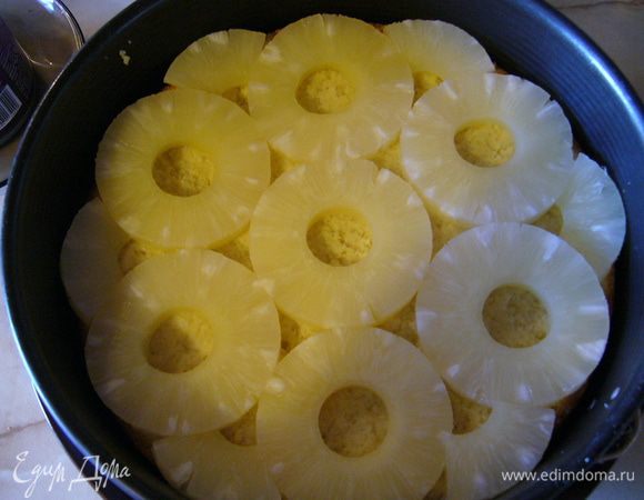 Выложить кольца ананаса.