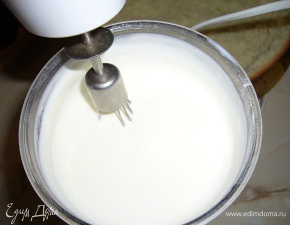 Замочить желатин в слитом из ананасов сиропе. Распустить его на водяной бане или в СВЧ. В блендере пюрировать 1/2 банки ананасов (вторую половину ананасов можно съесть), добавить кокосовое молоко, и, прродолжая взбивать, ввести распущенный желатин. Залить смесью наш бисквит. Поставить в холодильник до застывания суфле.