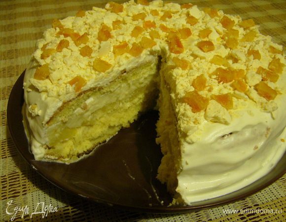 Обмазать весь торт взбитыми сливками и украсить его, обсыпав бока кокосовой стружкой, а верх выложить минадальными лепестками (я так задумала, но в доме не оказалось ни кокосовой стружки, ни миндальных лепестков, поэтому украшала крошкой из безе и апельсиновыми цукатами).

Приятного чаепития!