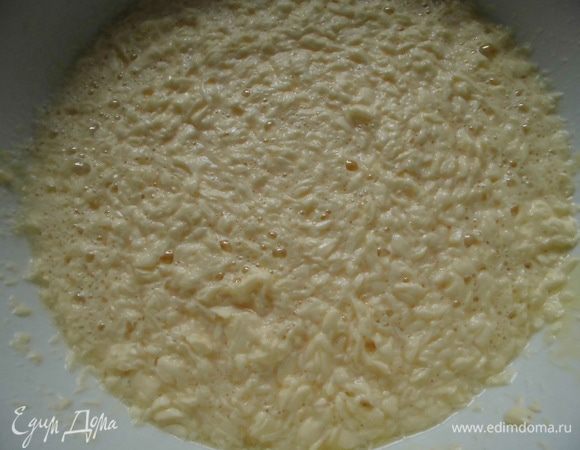 Яйца взбить с сахаром добела, добавить щепотку соли и размягченное сливочное масло. Еще раз взбить.