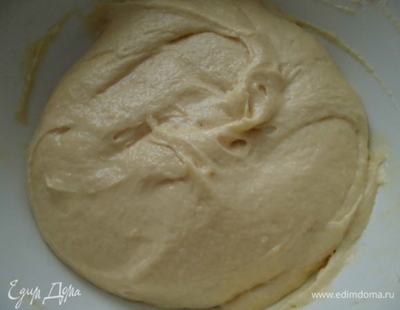 Добавить гашеную соду, просеянную муку и тщательно вымешать тесто. 