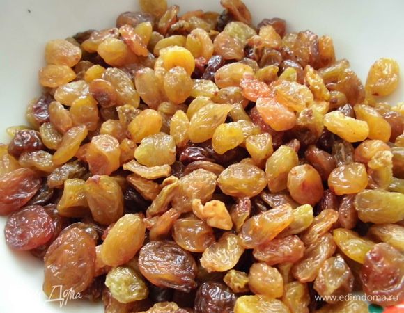 Духовку разогреть до 180 градусов. Изюм хорошо промыть и просушить. Тыкву натереть на крупной терке и добавить в тесто. Туда же положить изюм. Гвоздику растереть в ступке или измельчить скалкой, смешать с корицей и имбирем и также добавить к тесту.