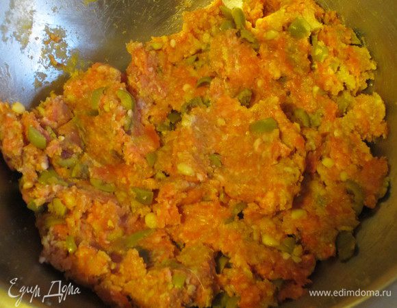 Мелко нарезать оливки, орехи, чеснок и поместить в глубокую миску.Добавить фарш,яйцо,панировочные сухари,соль,перец и хорошо перемешать.