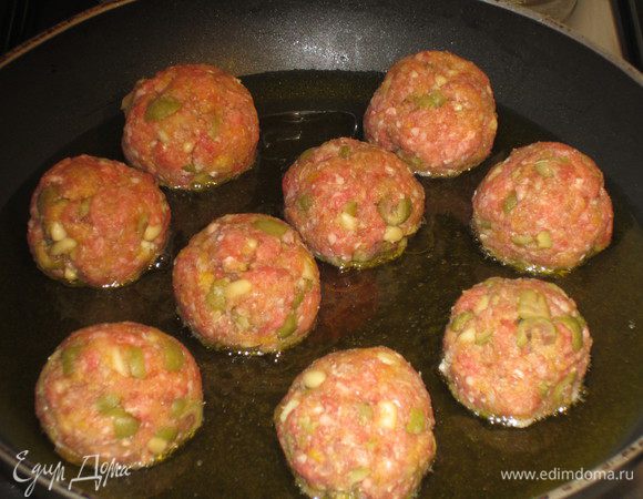 Разогреть в сковороде  оливковое масло и обжарить биточки до золотистого цвета с обеих сторон.