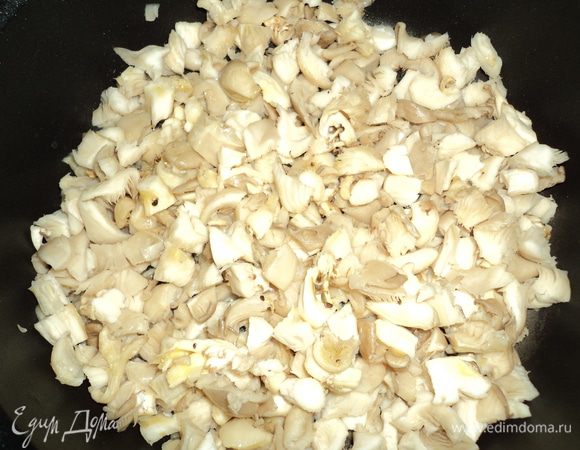 Гречневую крупу отвариваем в подсоленной воде. Пока варится гречка, в сковороде разогреваем немного оливкового масла. Грибы нарезаем некрупными кубиками и отправляем тушиться.