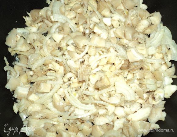 Лук нарезаем четверть-кольцами и добавляем к грибам. Тушим, пока грибы не уменьшатся в объеме и не дадут сок, а лук не станет мягким и прозрачным.