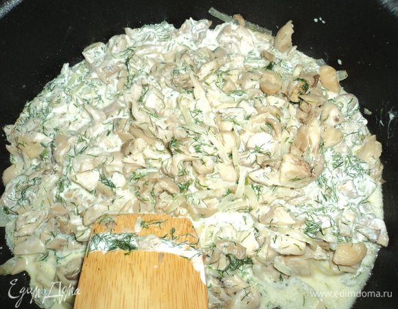 Нарезаем зелень (у меня был замороженный укроп и немного свежей петрушки). Добавляем к грибам сметану и зелень, солим, перчим. Перемешиваем, тушим под крышкой минут 7-10.