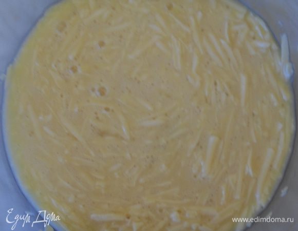 Сыр натираем на крупной терке. 2/3 натертого сыра смешиваем с яйцами.