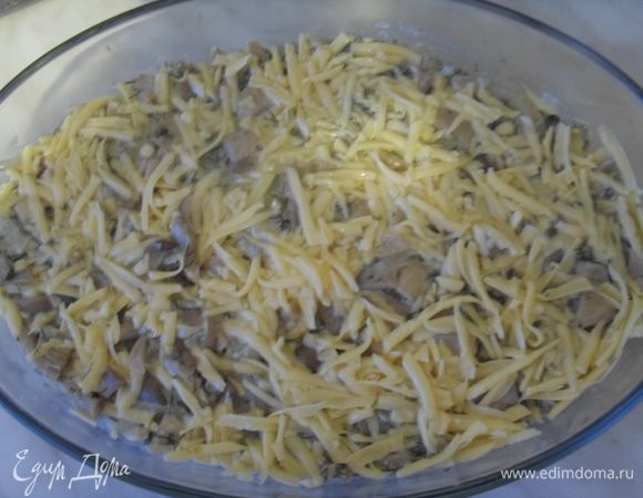 Заливаем половиной яично-сырной смеси.