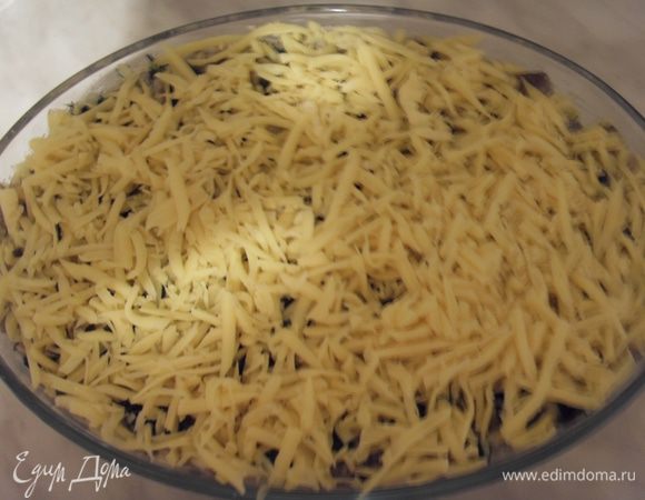 Повторяем слои. Заливаем оставшейся половиной яично-сырной смеси и посыпаем оставшейся 1/3 сыра. 