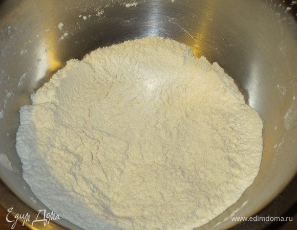 Смешать просеянную с разрыхлителем  муку с сахаром и солью