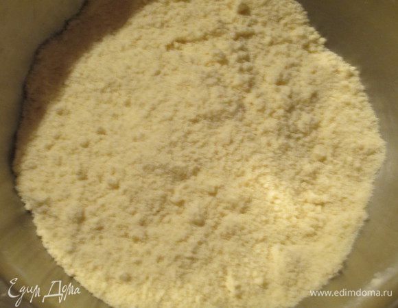 Добавить сливочное масло комнатной температуры и вымесить до мелкой крошки.