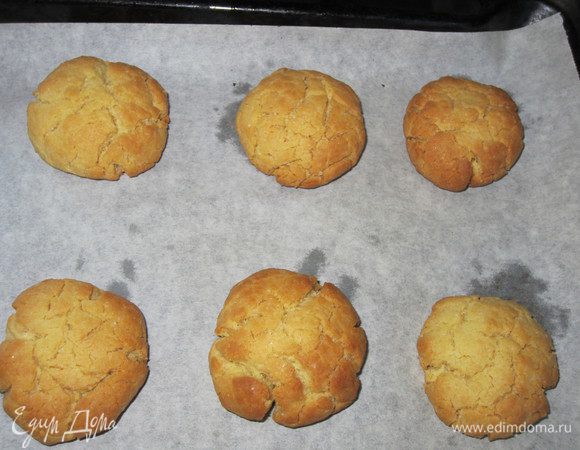 Выпекать в разогретой до 180 °С духовке 10-12 минут до золотистого цвета. Остудить на решётке.