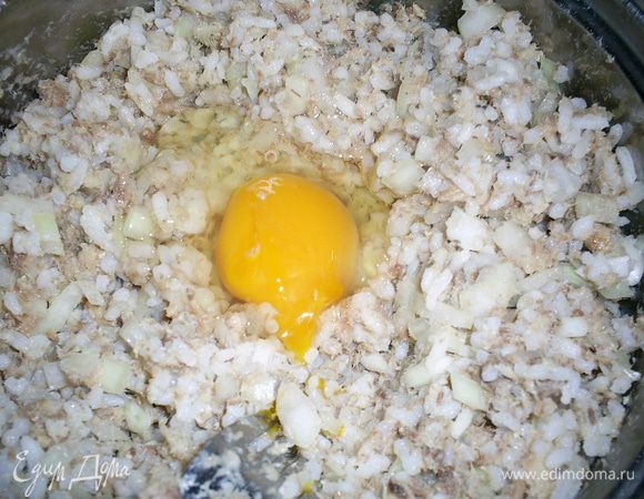 Добавьте яйцо. Если масса получается сухой и рассыпчатой, добавьте еще одно яйцо. Вымешивайте до однородности.