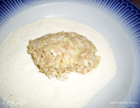 Котлеты можно панировать в сухарях, манке или их смеси. Мне больше всего нравится панировка из смеси манки и сухарей, последних я кладу чуть больше. На фото одна манка, сухари внезапно закончились. В тарелку с панировкой выложите столовой ложкой небольшую порцию фарша и обваляйте со всех сторон.