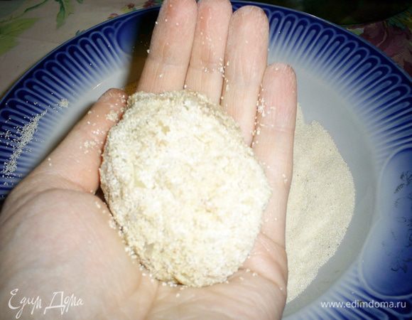 Сформируйте небольшую плоскую котлету.