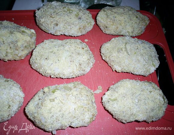 Аналогично сформируйте остальные котлеты. Из такой порции фарша у меня обычно получается примерно 20 котлет. Большими я их делать не советую, надо чтобы успел прожариться сырой лук.