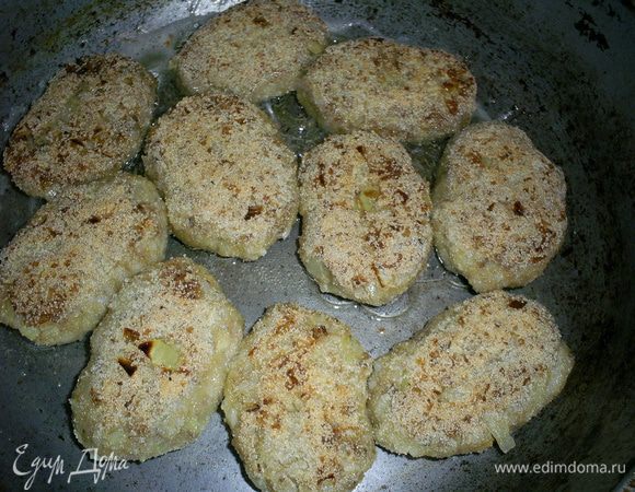 Жарьте котлеты в разогретом растительном масле под закрытой крышкой на небольшом огне 5 минут. Затем переверните их и жарьте до золотистой корочки, не накрывая крышкой.