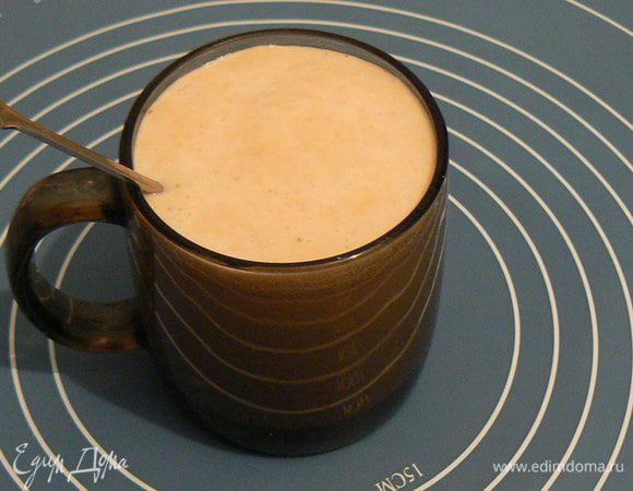 В воде развести дрожжи и мед до полного растворения и оставить на 15 минут. 