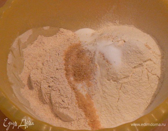 смешать два вида муки, соль, сахар