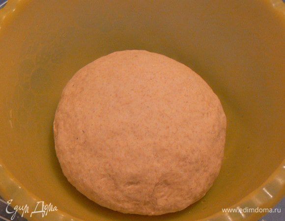 Тесто положить в миску, накрыть и оставить на 1,5-2 часа (до увеличения вдвое). 